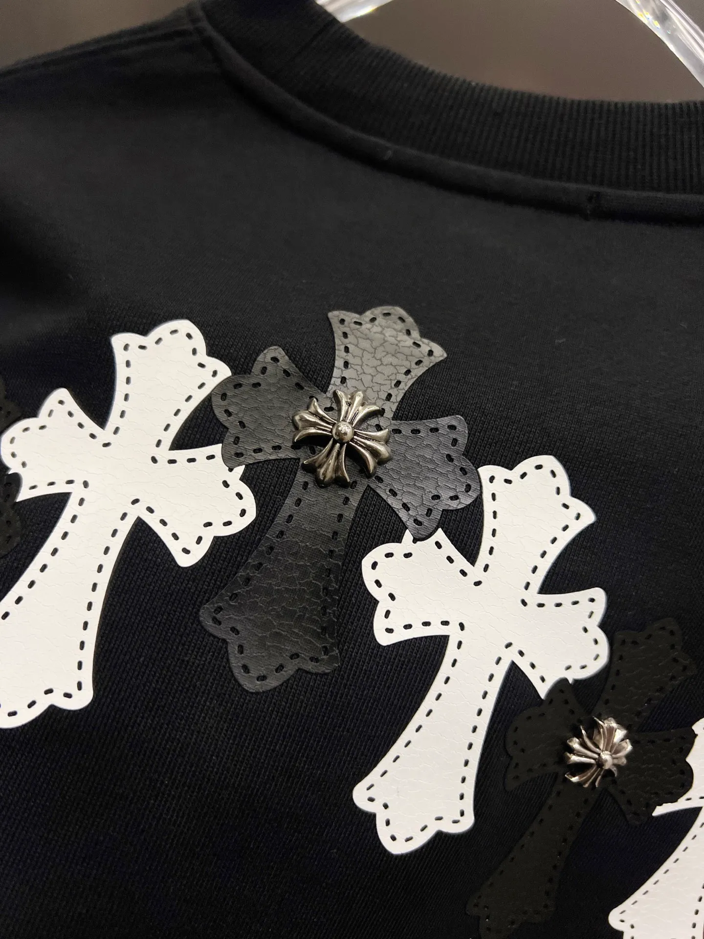 🅿️280 CH Crowe 2025 Autumn and Winter New Style Round Neck Long Sleeve Sweater Cross Patch Leather + Customized Hardware Metal Horseshoe Sanskrit Characters + Middle Eastern Australian Diamond Design Craftsmanship The real thing is great🔥Same style for men and women, loose version Size S M L XL XXL Five sizes Black White